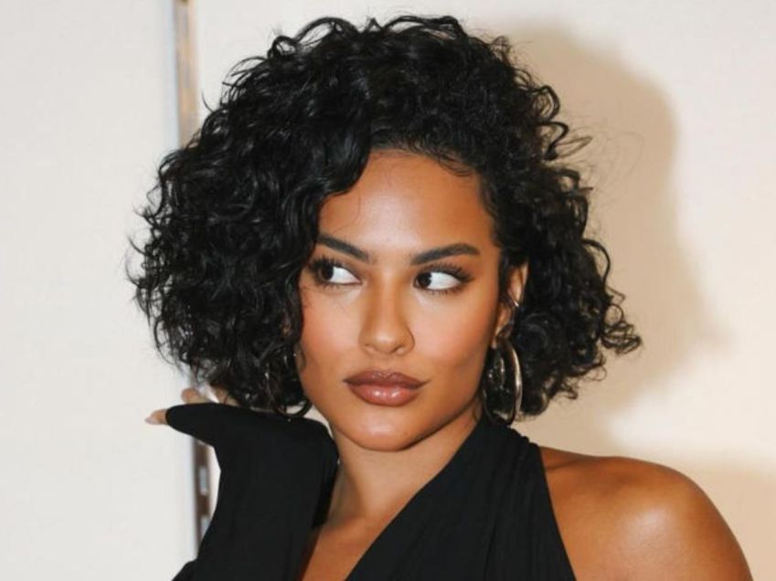 corte de cabelo cacheado curto com franja lateral