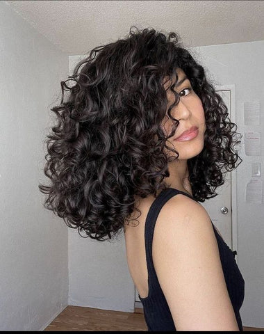 corte de cabelo cacheado curto com franja lateral