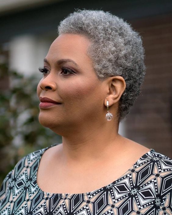 corte pixie repicado para cabelos grisalhos 60+