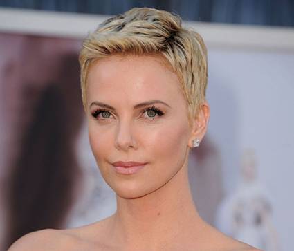 5 ideias de títulos:
1. Pixie Cut: O Guia Completo para Mulheres Modernas
2. Rejuvenesça com o Corte Pixie: Estilos que Transformam
3. A Praticidade do Pixie: Menos Tempo no Salão