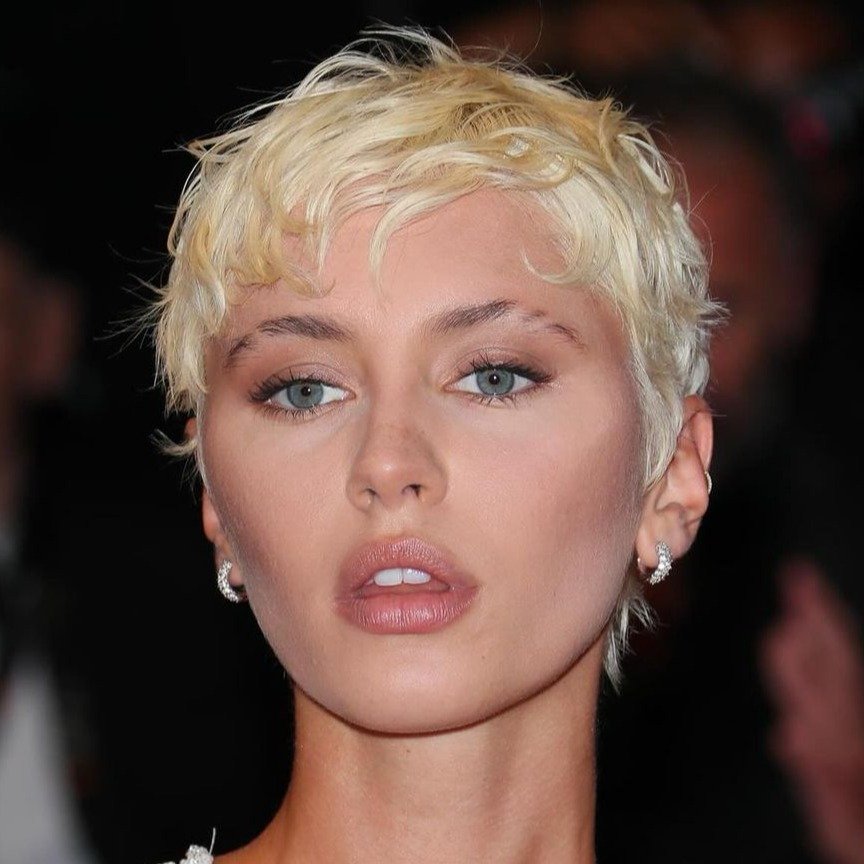 Mais Estilo
4. Cabelos Grisalhos e o Poder do Pixie Cut
5. Como Escolher o Pixie Ideal para o Seu Formato de Rosto