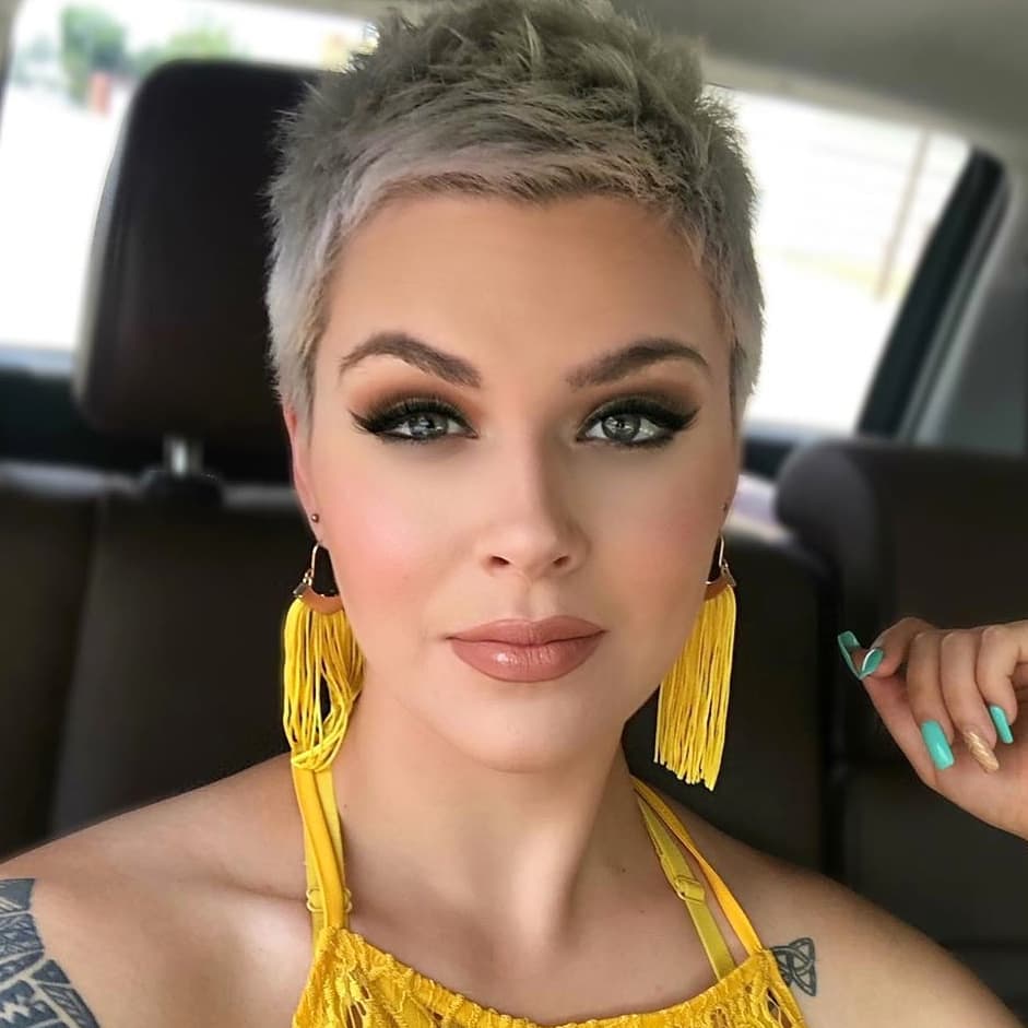 5 ideias de títulos:
1. Pixie Cut: O Guia Completo para Mulheres Modernas
2. Rejuvenesça com o Corte Pixie: Estilos que Transformam
3. A Praticidade do Pixie: Menos Tempo no Salão