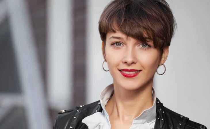 5 ideias de títulos:
1. Pixie Cut: O Guia Completo para Mulheres Modernas
2. Rejuvenesça com o Corte Pixie: Estilos que Transformam
3. A Praticidade do Pixie: Menos Tempo no Salão