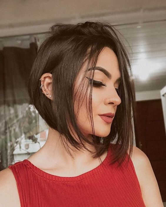 5 Ideias de Cortes Curtos que Afinam o Rosto Redondo
Como o Pixie Cut Transforma Rostos Redondos
Bob Cut Assimétrico: A Escolha Perfeita para Rosto Redondo
Shag Haircut: Camadas que Dão Leveza ao Rosto Redondo
Franjas Estratégicas para Realçar o Rosto Redondo