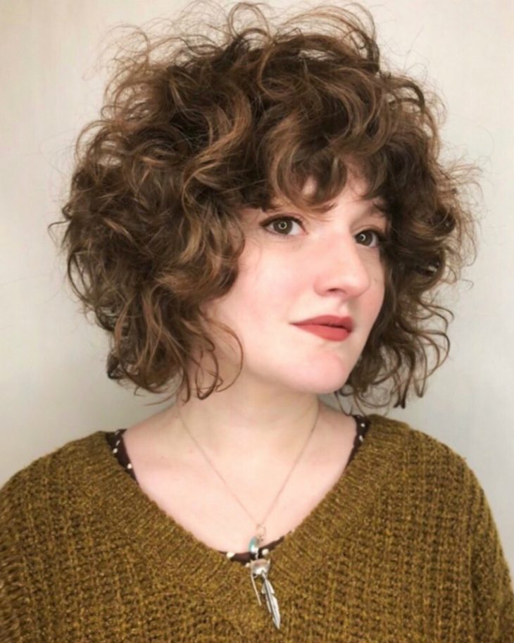 5 Ideias de Cortes Curtos que Afinam o Rosto Redondo
Como o Pixie Cut Transforma Rostos Redondos
Bob Cut Assimétrico: A Escolha Perfeita para Rosto Redondo
Shag Haircut: Camadas que Dão Leveza ao Rosto Redondo
Franjas Estratégicas para Realçar o Rosto Redondo