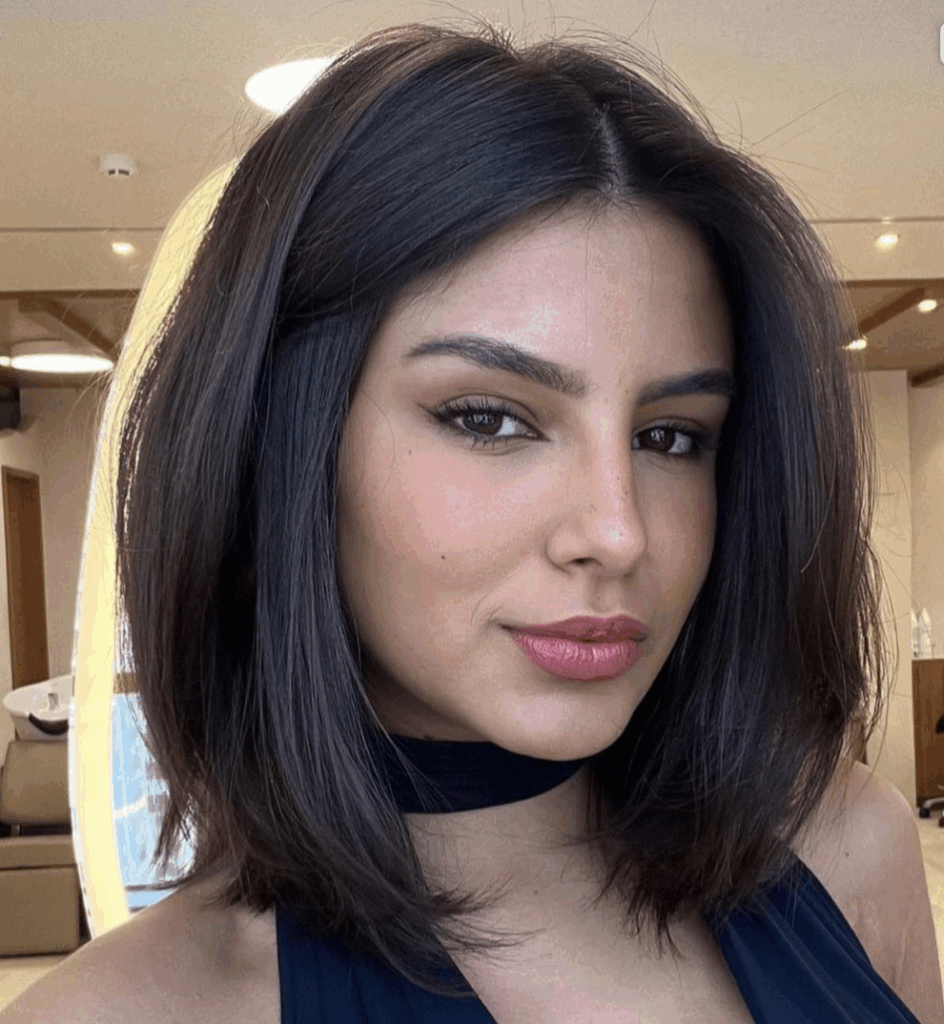 5 Ideias de Cortes Curtos que Afinam o Rosto Redondo
Como o Pixie Cut Transforma Rostos Redondos
Bob Cut Assimétrico: A Escolha Perfeita para Rosto Redondo
Shag Haircut: Camadas que Dão Leveza ao Rosto Redondo
Franjas Estratégicas para Realçar o Rosto Redondo