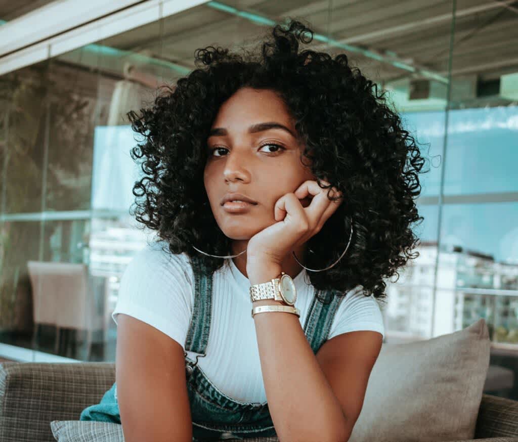 corte em camadas vs black power para cabelo crespo