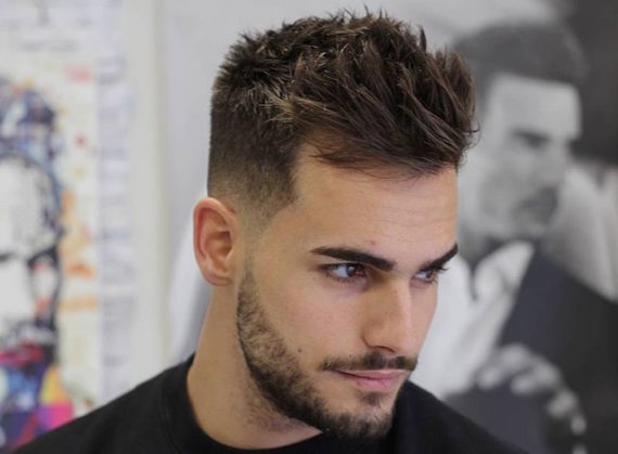 Low Fade e Cabelo Dividido: Tendências Masculinas para Fios Lisos