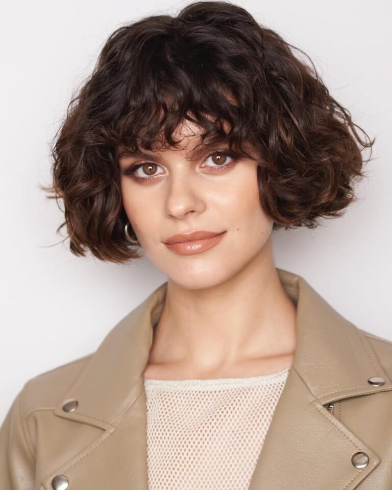 corte de cabelo ondulado que valoriza o movimento