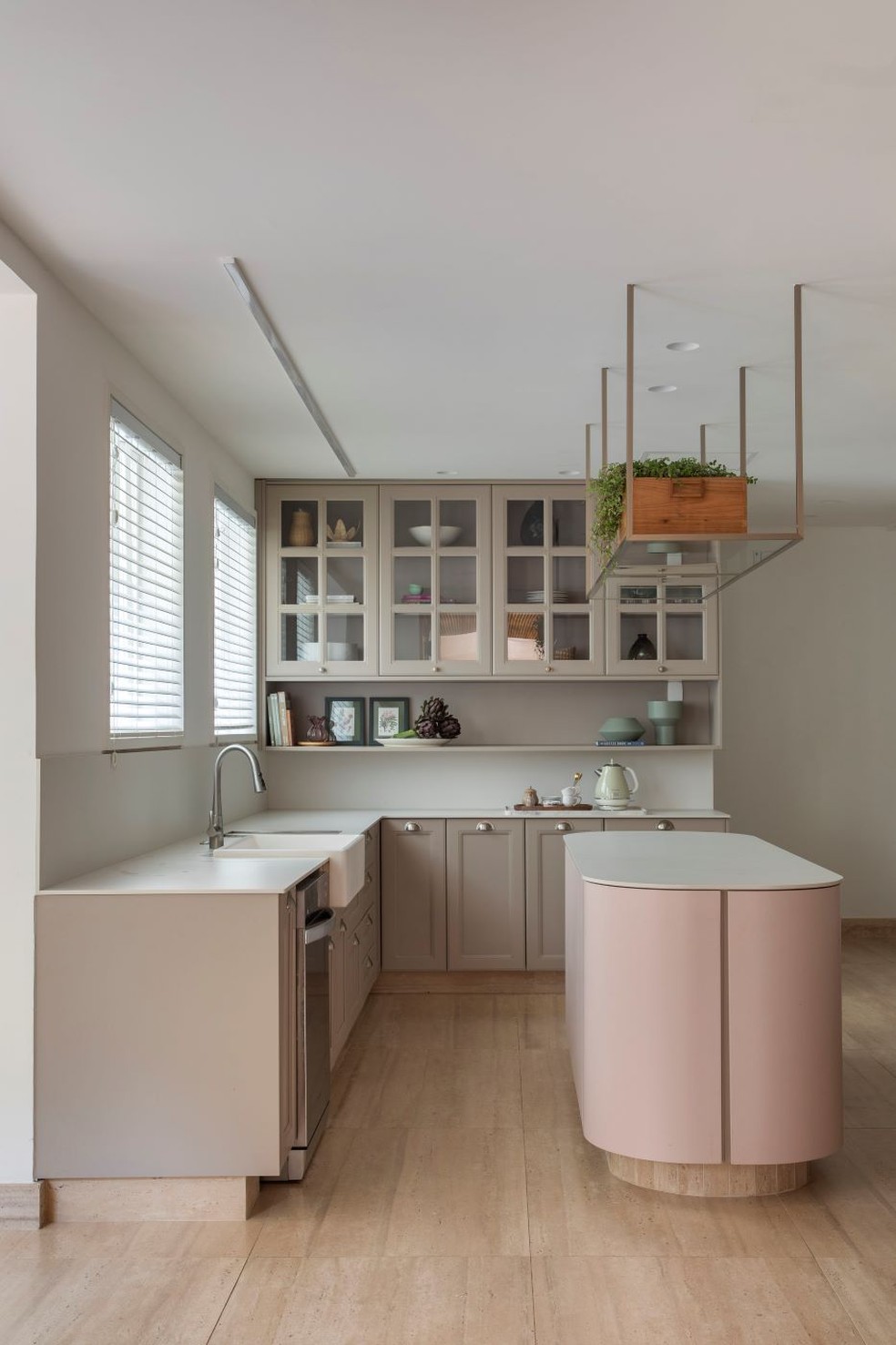 custo de projeto cozinha cinza e rosa planejada