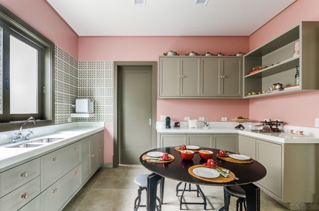 cozinha com decoracao cinza e rosa
