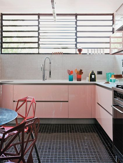 backsplash subway tile rosa em cozinha cinza