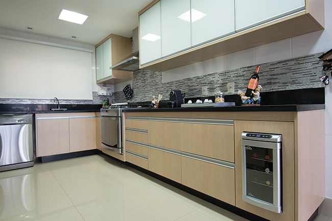 cozinha com porta de vidro