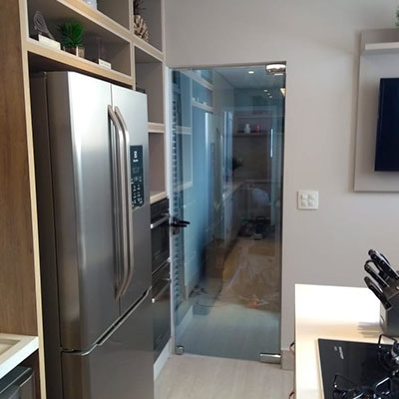 porta de vidro temperado vs porta de vidro comum para cozinha