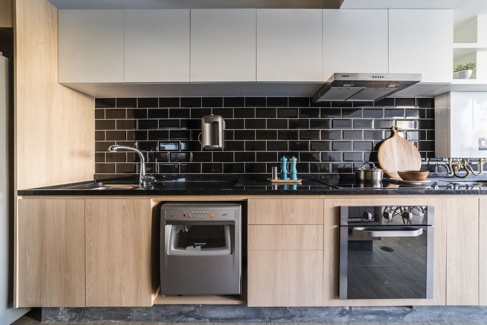 cozinha com subway tiles brancos e rejunte preto inspiração