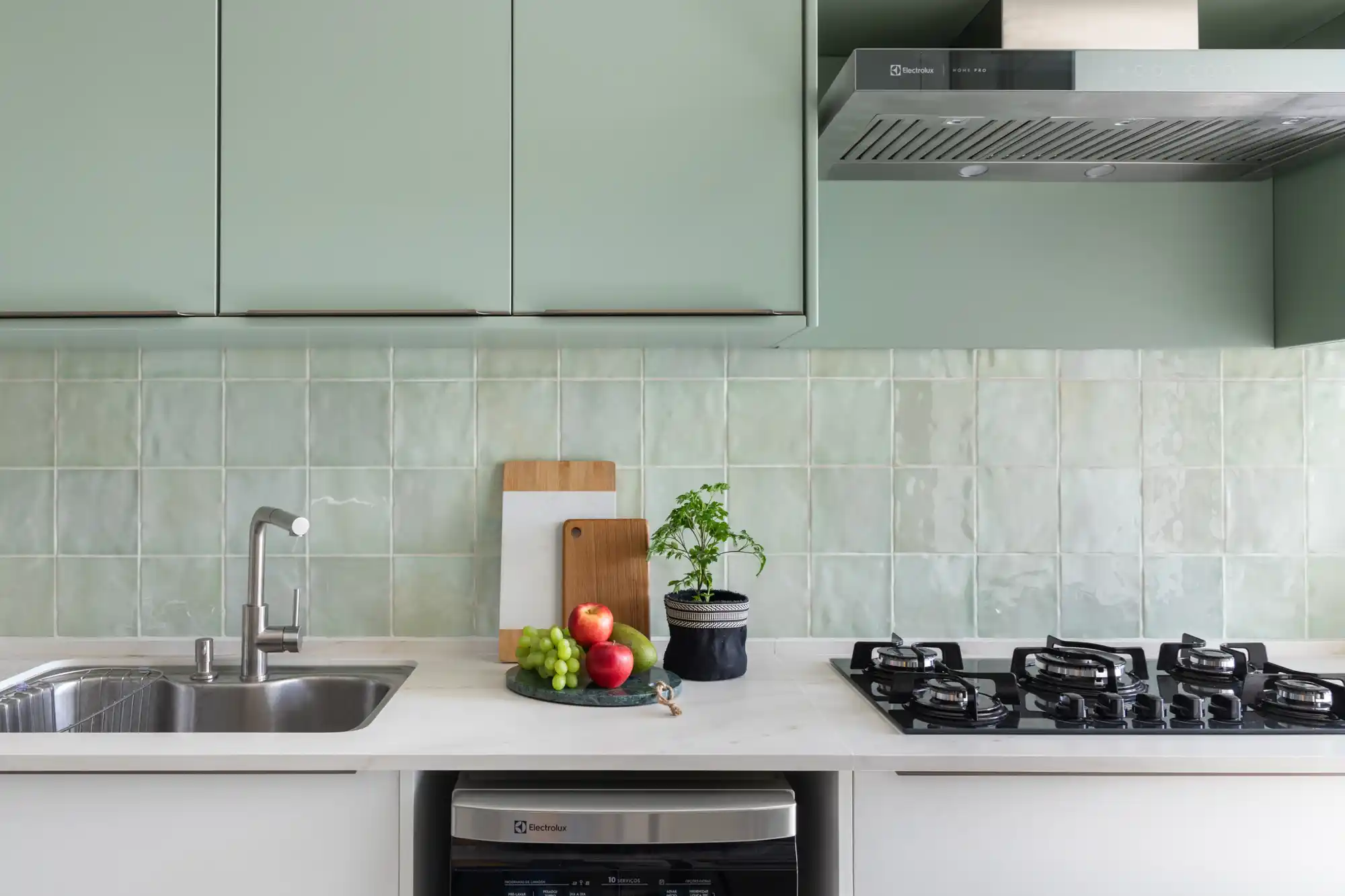 subway tiles vs azulejos bisotados para cozinha qual escolher