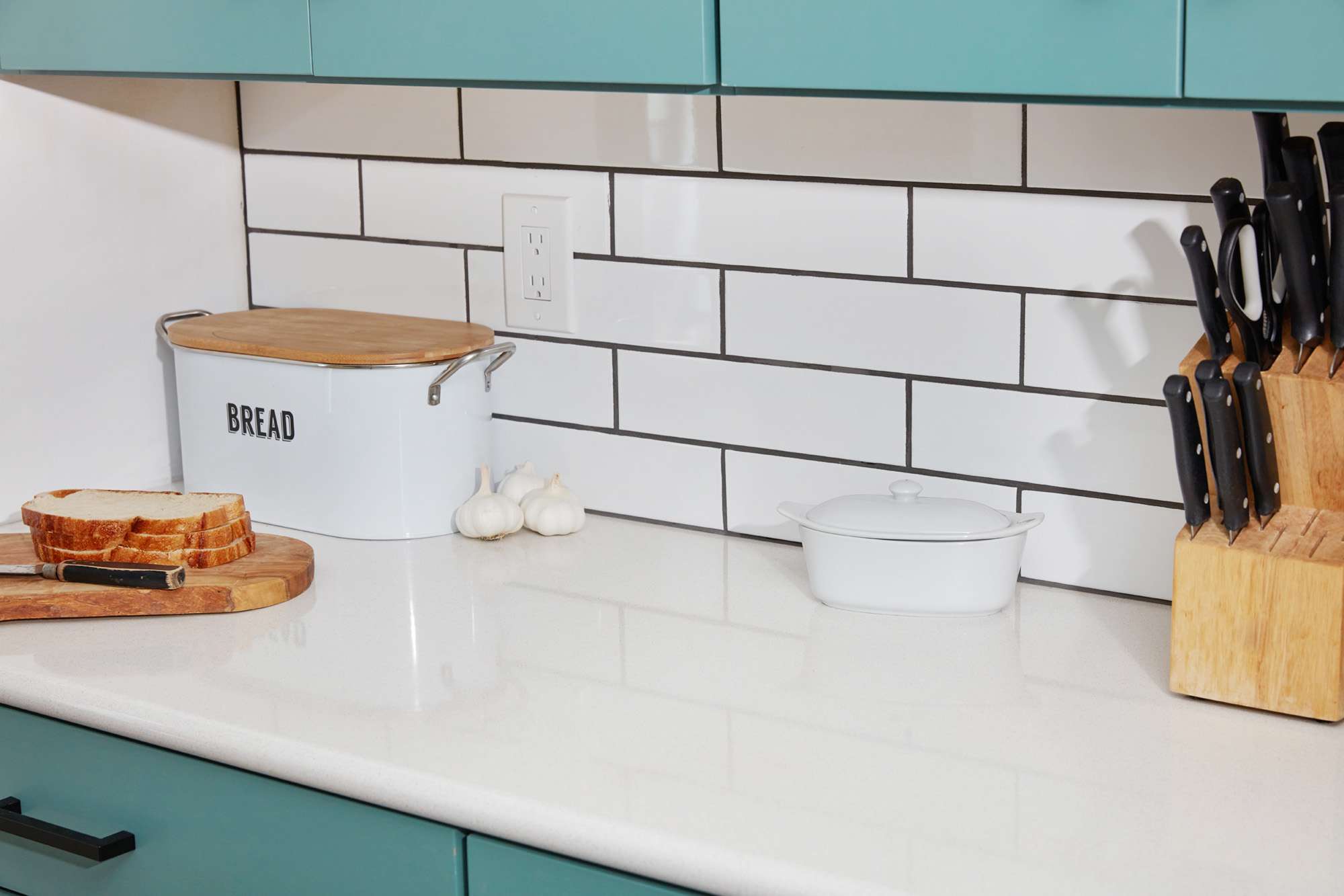 cozinha com subway tiles brancos e rejunte preto inspiração