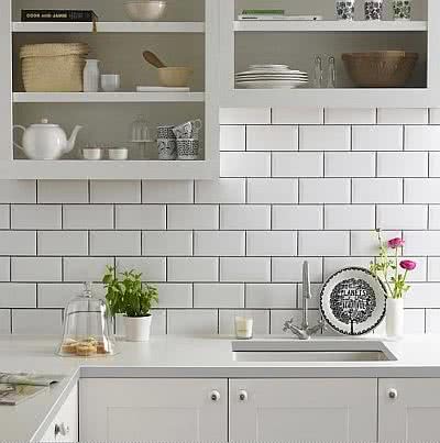 subway tiles em espinha de peixe na cozinha pequena