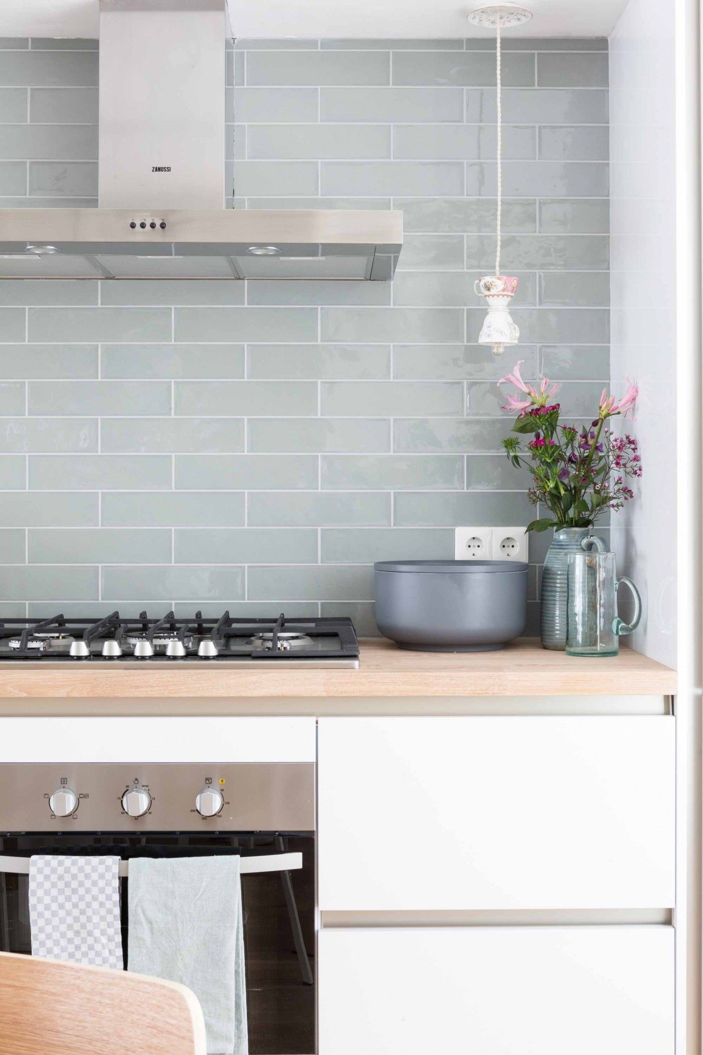 cozinha com subway tiles brancos e rejunte preto inspiração