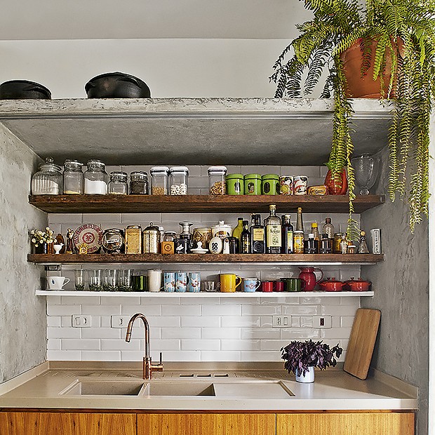 cozinha pequena com prateleiras abertas