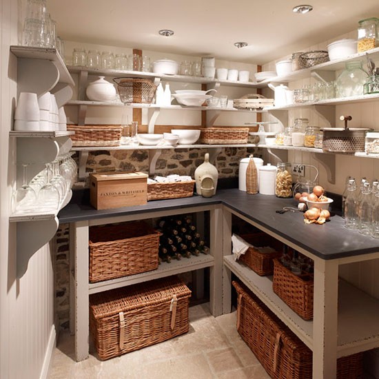 erros comuns ao usar prateleiras abertas na cozinha