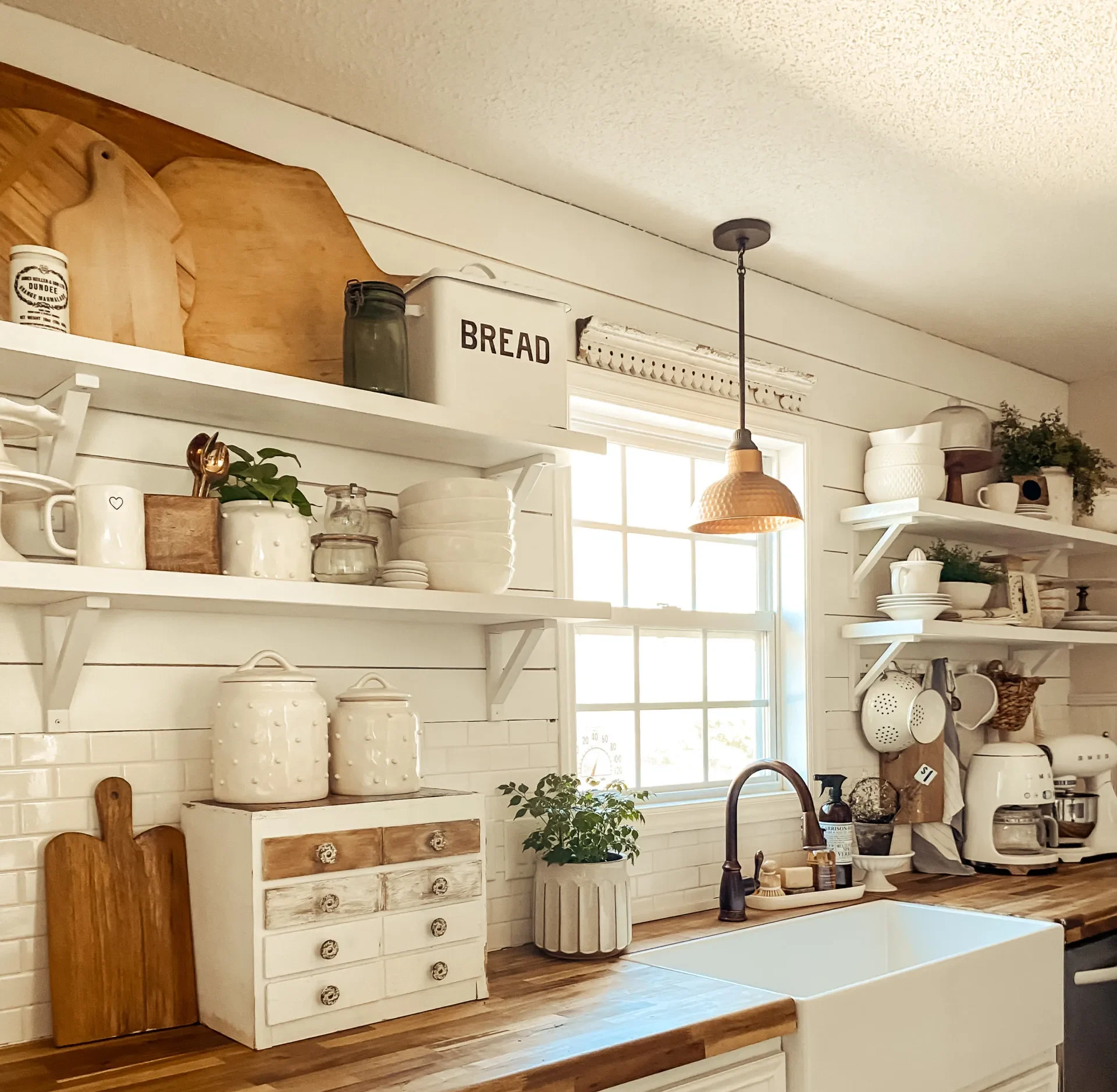 como organizar potes herméticos em prateleiras de cozinha