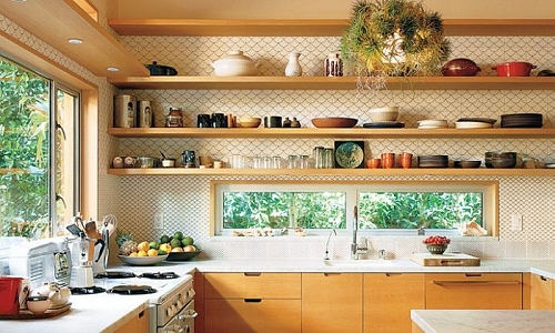 prateleira aberta ou armário fechado para cozinha pequena