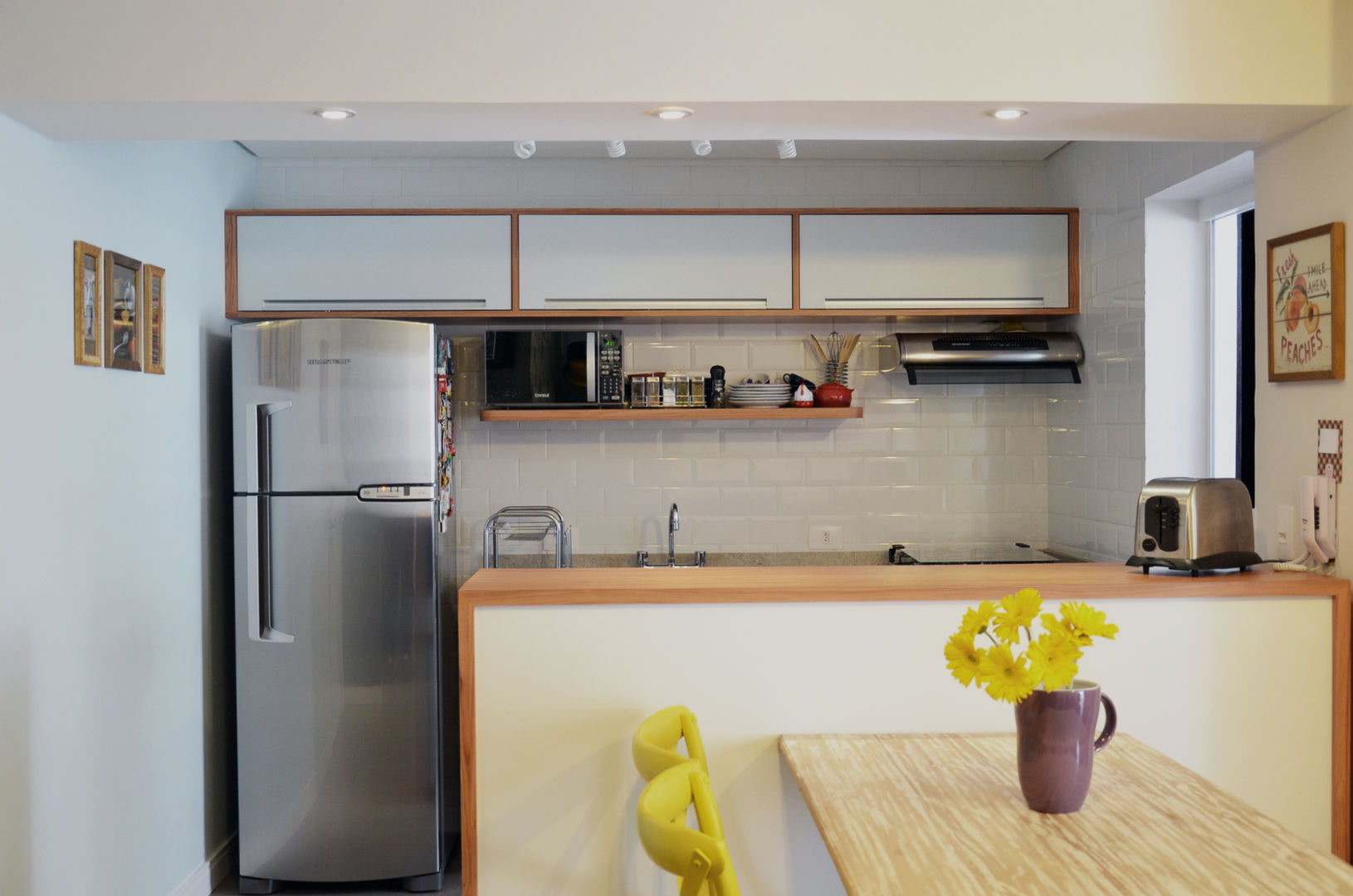 erros comuns ao usar prateleiras abertas na cozinha