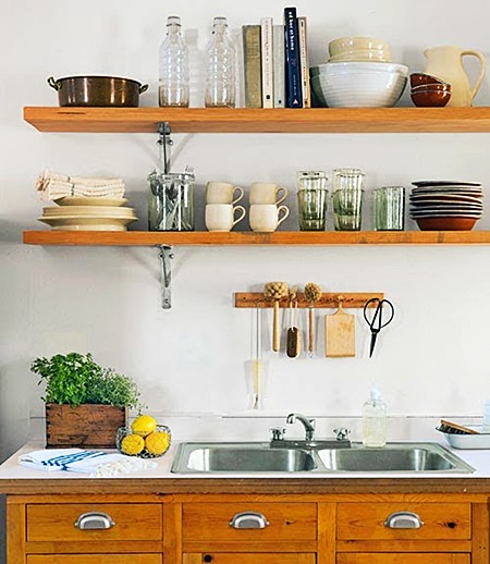 prateleira aberta ou armário fechado para cozinha pequena