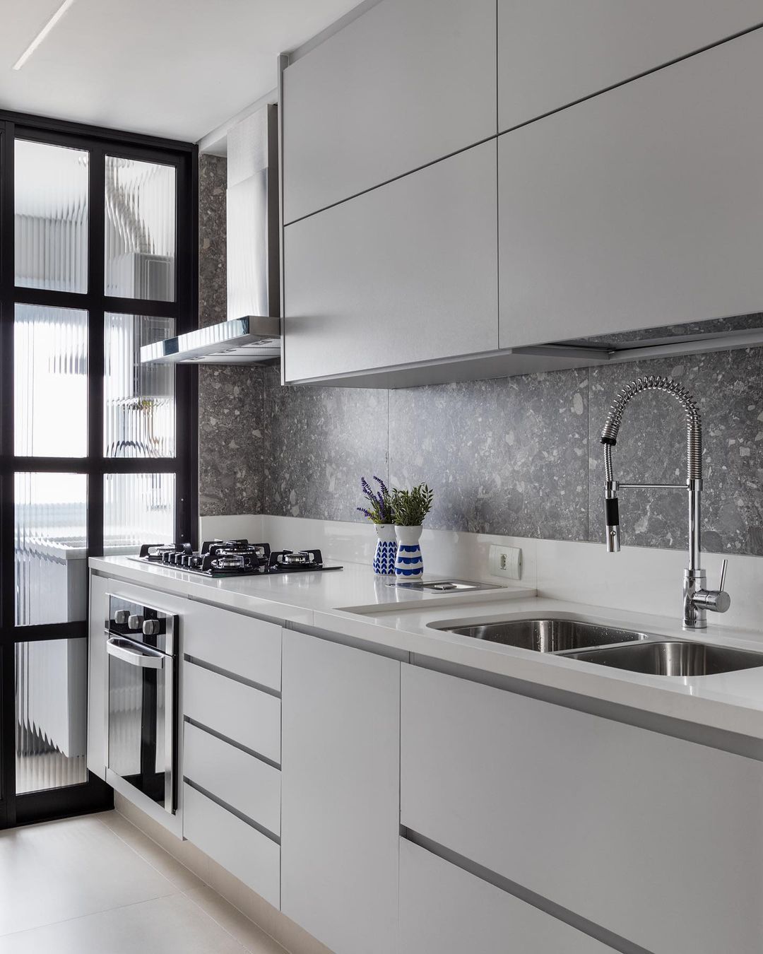 cozinha planejada cinza ou branca qual a melhor