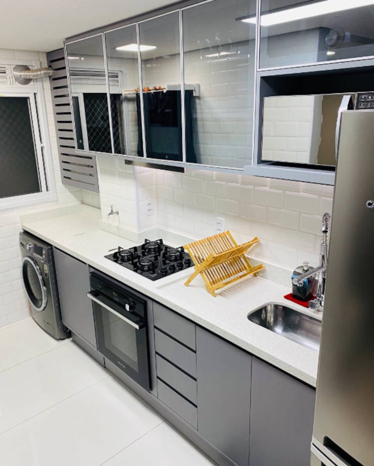 erros comuns cozinha pequena com vidro reflecta