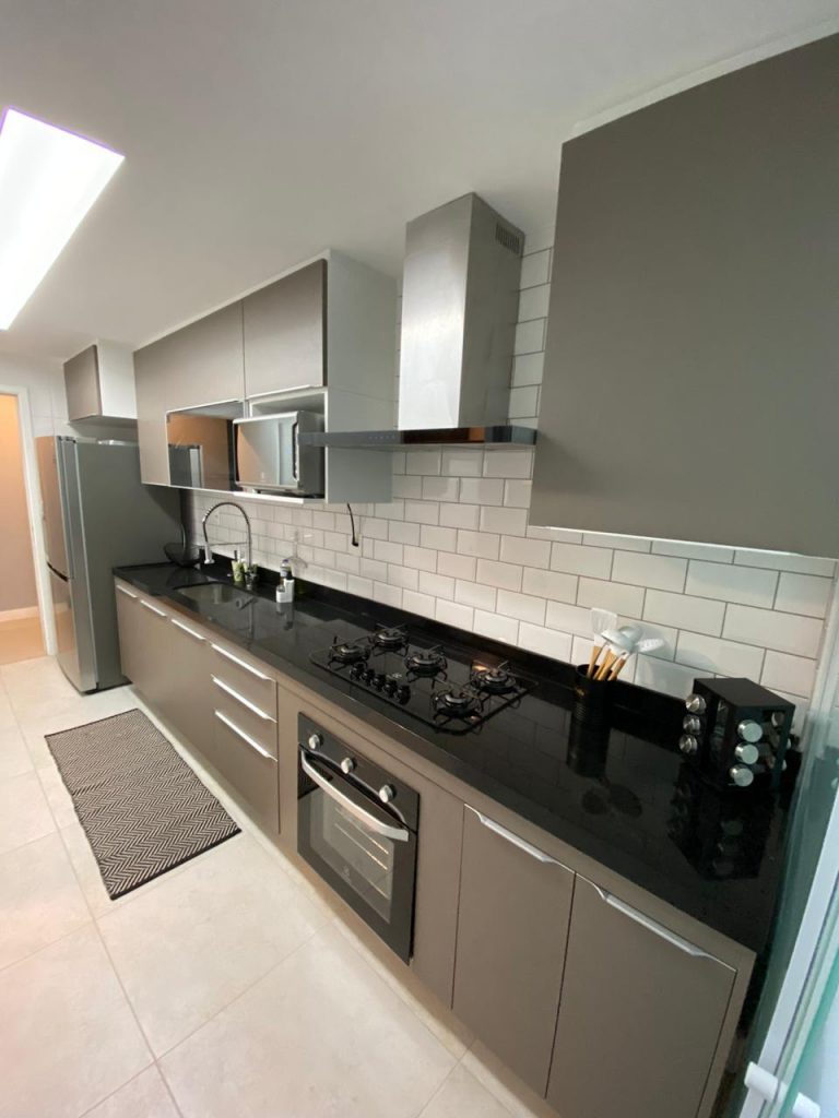 erros comuns cozinha pequena com vidro reflecta