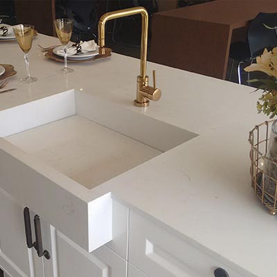 Inspirações de Cozinhas Modernas com Bancadas de Quartzo Branco e Cinza