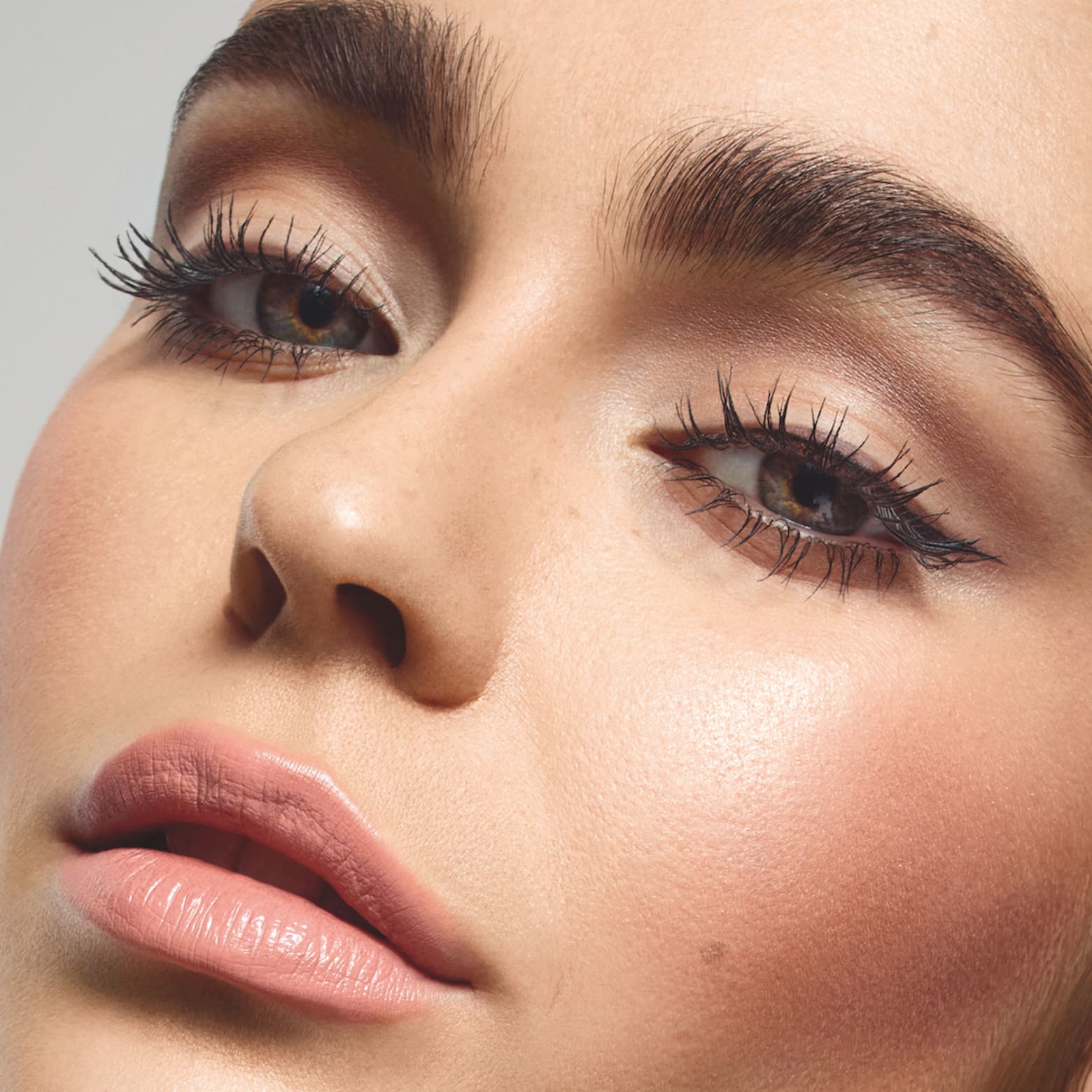 Cut Crease Semi: O Segredo para um Olhar Suave e Marcante