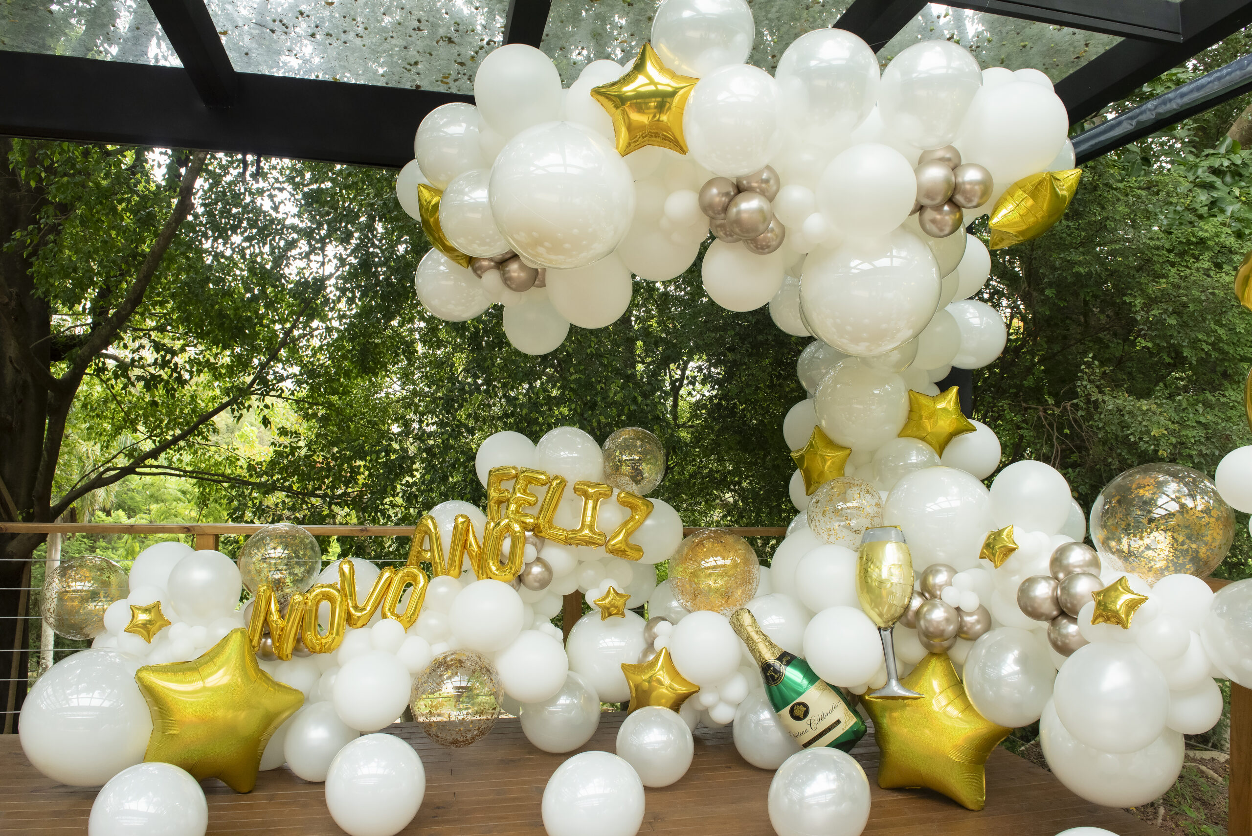 decoração ano novo dourado e branco