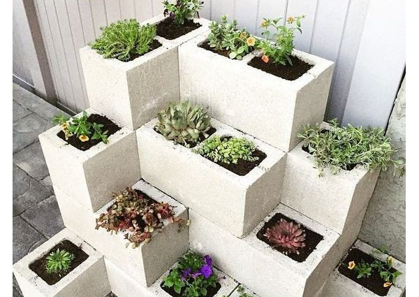 decoracao com blocos de concreto no jardim