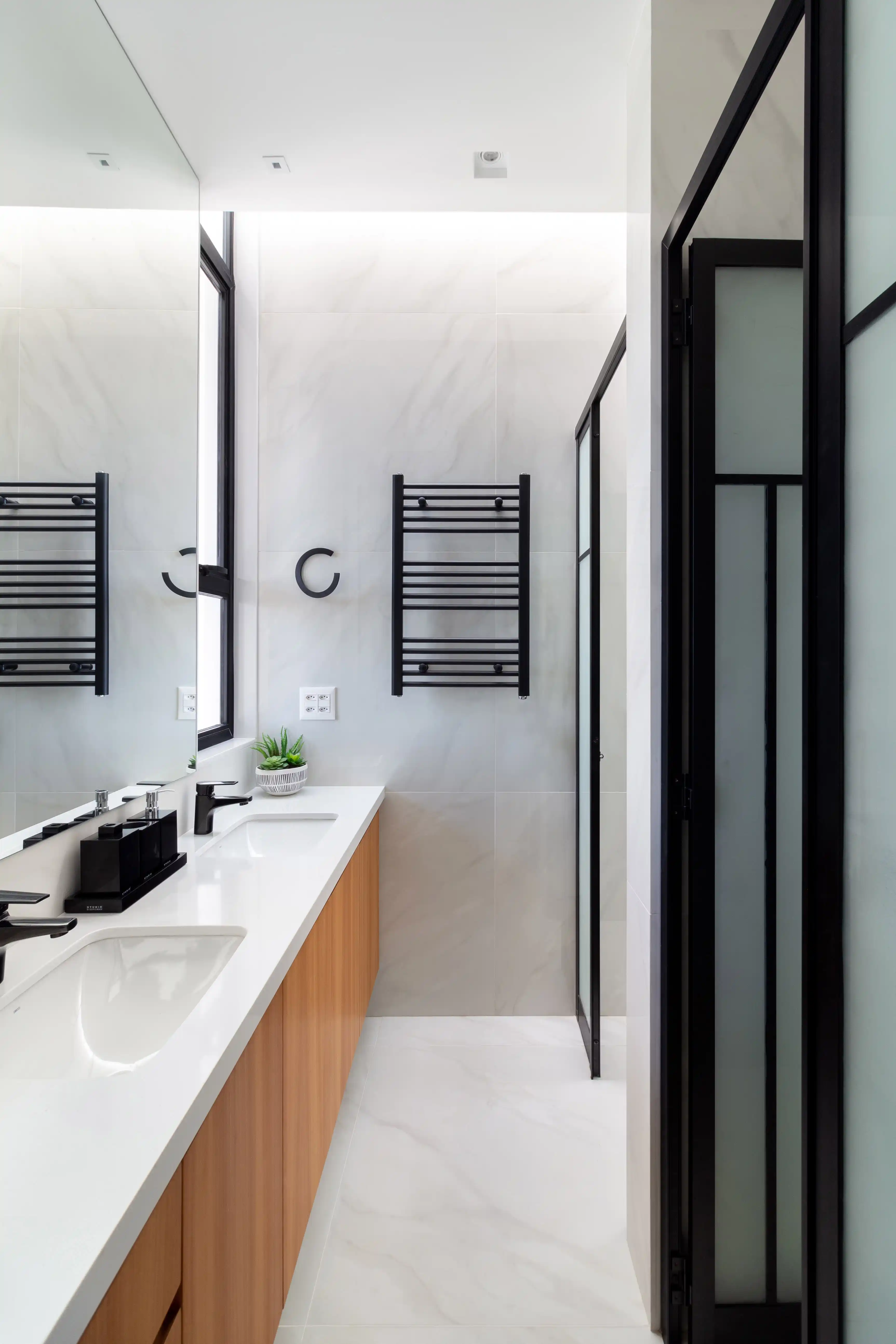 custo decoração banheiro preto e branco