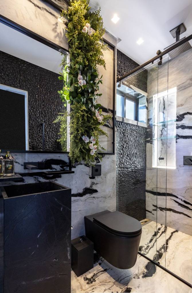 ideias de banheiro preto e branco pequeno