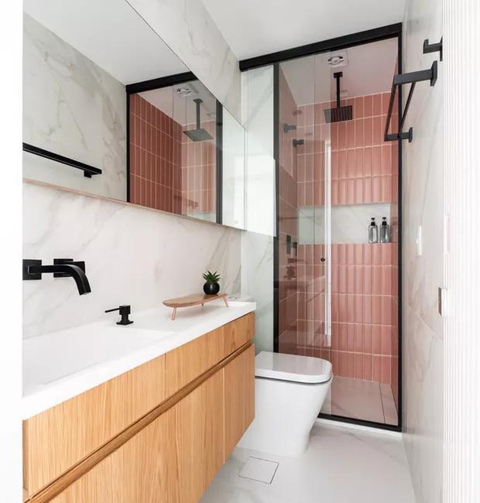 ideias de decoração banheiro rosa pequeno