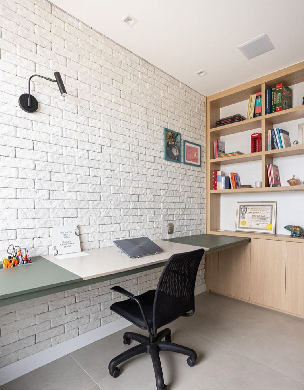 decoracao de escritorio com tijolinho branco