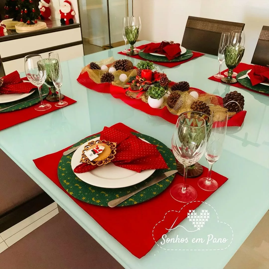 como fazer arranjo de mesa de natal com pinhas