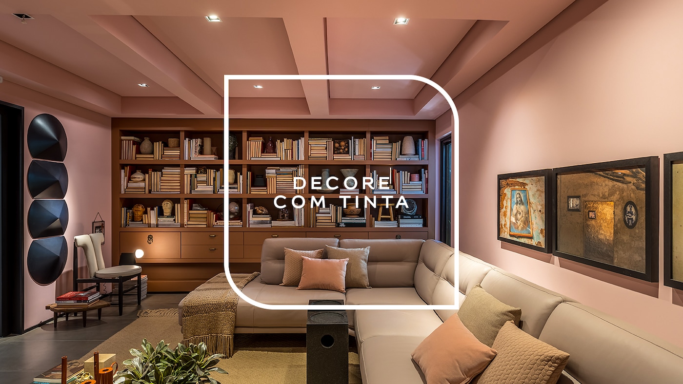 decoração de sala pequena com cores vibrantes e espelhos