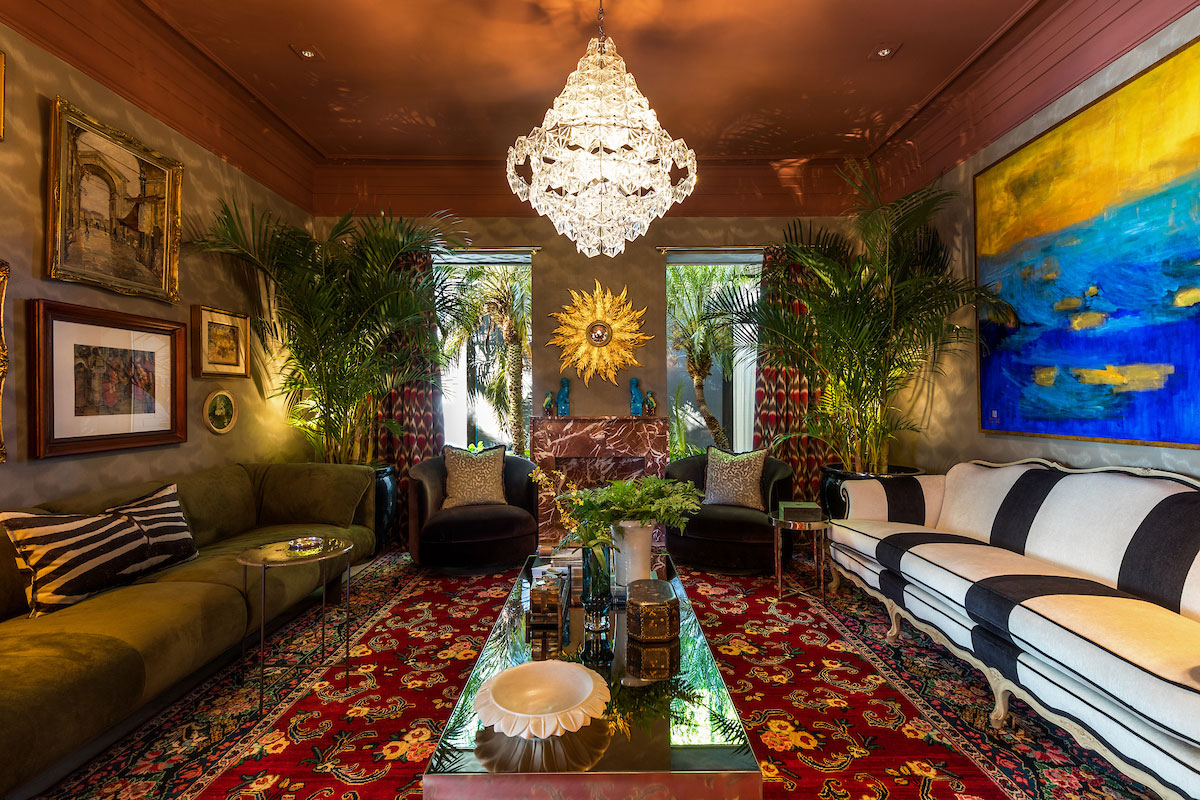 ideias de sala maximalista com cores vibrantes