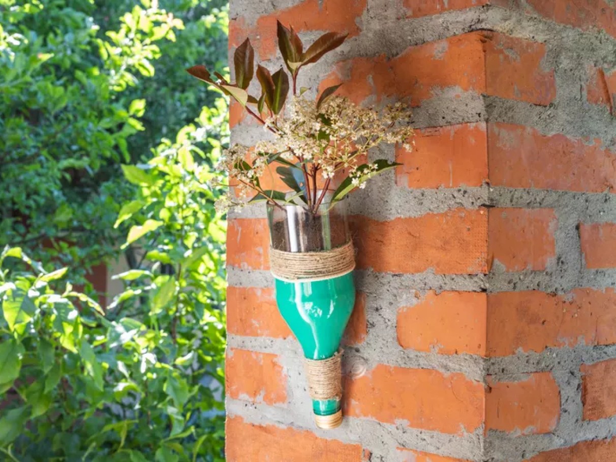 ideias de decoração com garrafas de vidro para sala