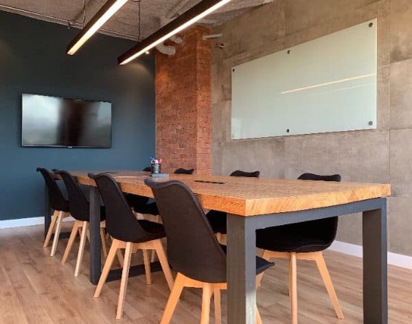 mesa reuniao conectividade vs mesa tradicional