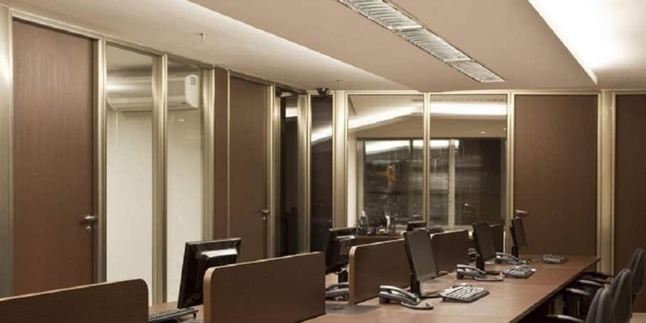 erros comuns decorar sala reuniao