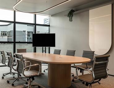 erros comuns decorar sala reuniao