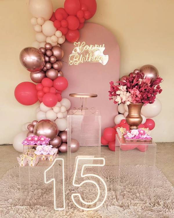 decoração simples aniversário vs decoração elaborada