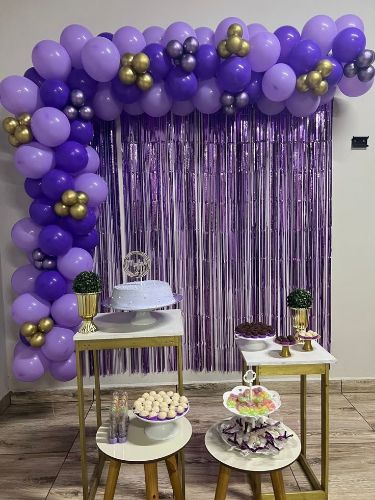 decoração simples aniversário vs decoração elaborada