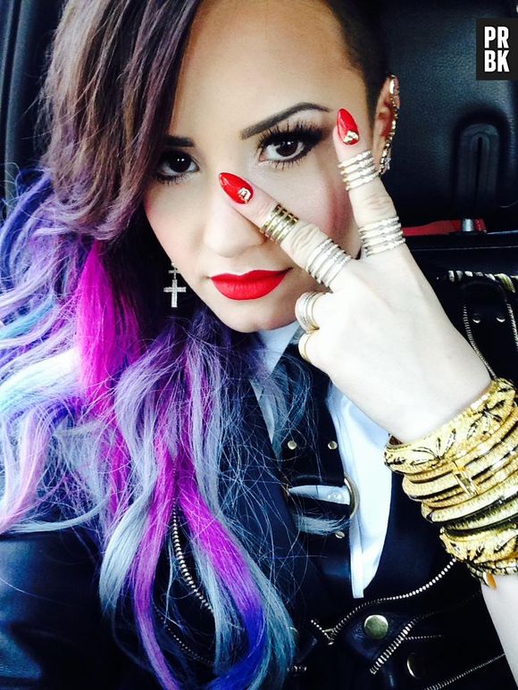 melhores looks cabelo roxo demi lovato